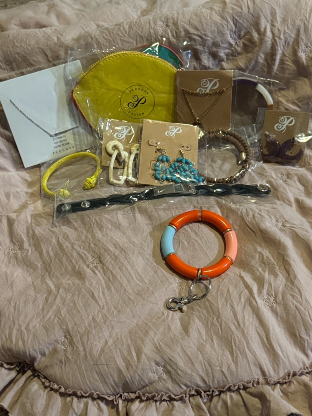 Plunder bundle. Lemon pouch, plus 9 pieces of jewelry and 1 keychain/bag chain